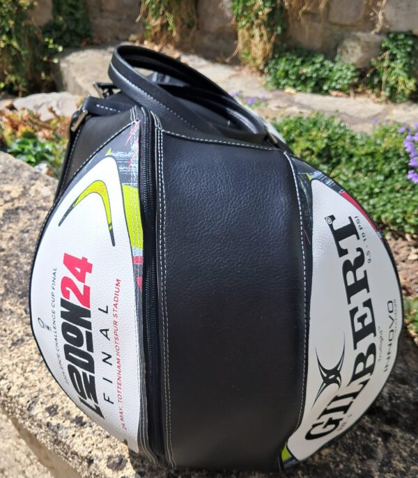 A stylish DeLuXe bag