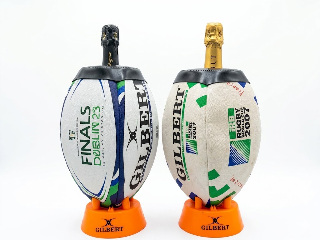 Seau à champagne rugby pour événements, fabriqué à partir de ballons recyclés Deux seaux à champagne en ballons de rugby Gilbert recyclés avec bouteilles